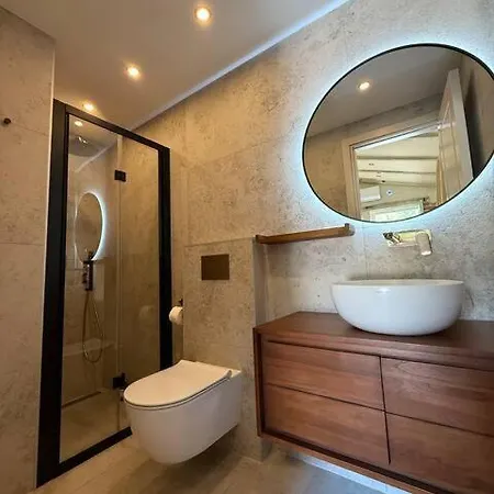 Le Chateau بيت ضيافة Zikovici